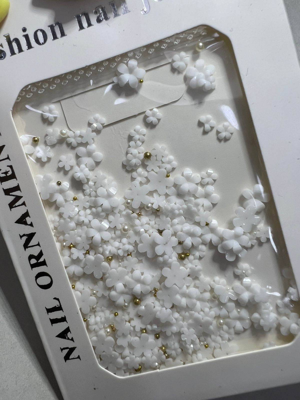 ورد ابيض علي كارت