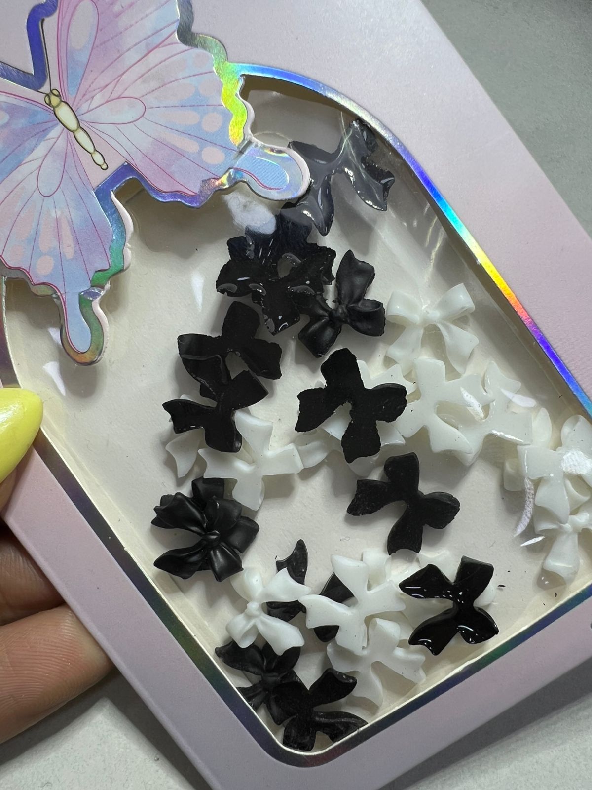 فيونكات ابيض واسود علي كارت